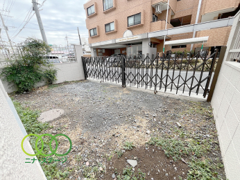  ●駐車場兼専用庭●
南向き、約２０．０２㎡