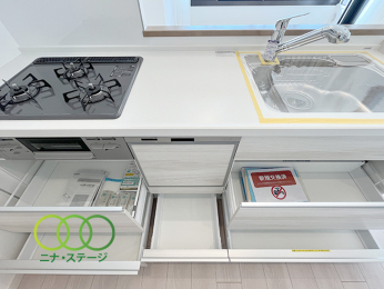  ●キッチン●
収納も充分です