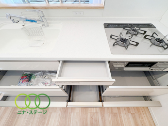  ���L�b�`����
���[���[���ł�