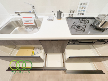  ���L�b�`����
���[���[���ł�