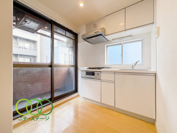  ���L�b�`����
�Q�ʍ̌��Ŗ��邢�L�b�`��