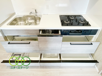  ���L�b�`����
���[���[���ł�