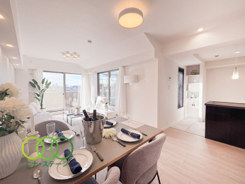  �����r���O��
�쐼�Ɩk���̂Q�ʍ̌��Ŗ��邢���r���O�ł�