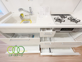  ���L�b�`����
���[���[���ł�