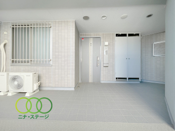  �����փh�A��
�E���փ|�[�`�ʐρF�P�O�D�V�P�u