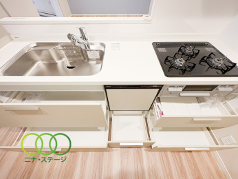  ���L�b�`����
���[���[���ł�