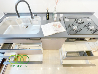  ���L�b�`����
���[���[���ł�