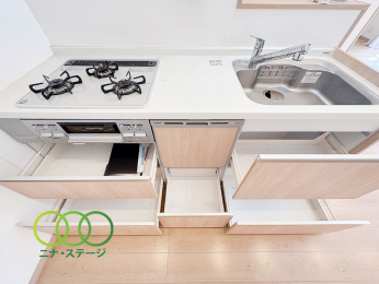  ���L�b�`����
���[���[���ł�