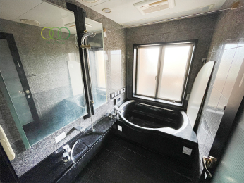  2階　ジェットバス・TVなど多彩な機能を搭載したバスルームになります。浴室乾燥機も付いております。