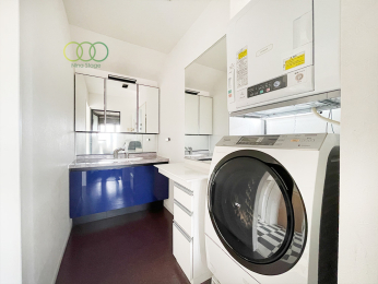  2階　パウダールーム／ランドリールーム兼用になり、洗濯物はそのまま2階のバルコニーですぐに干せます。